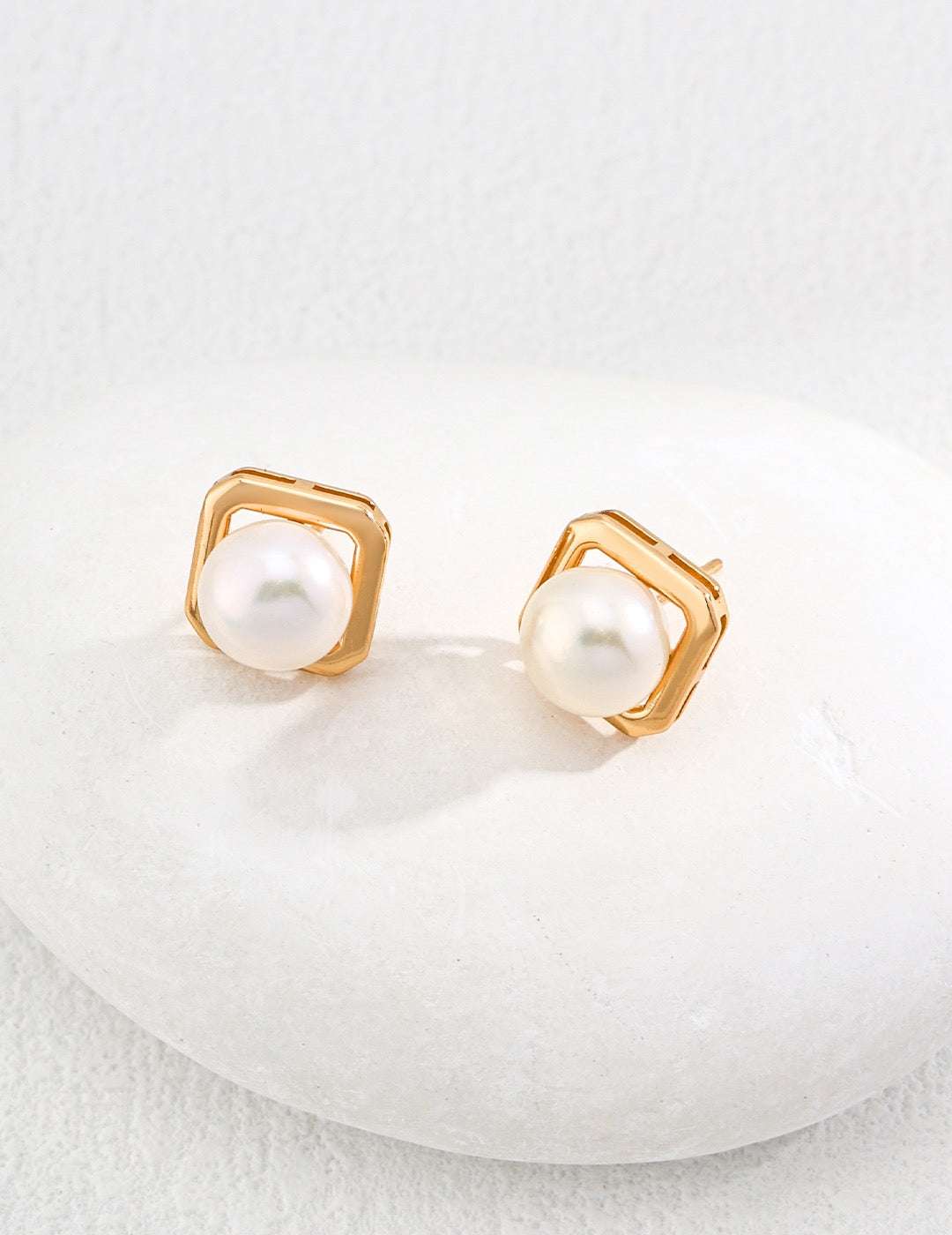 Geometric Pearl Stud Earrings – 925 Sterling Silver, 18K Retro Gold - TAMO Jewellery